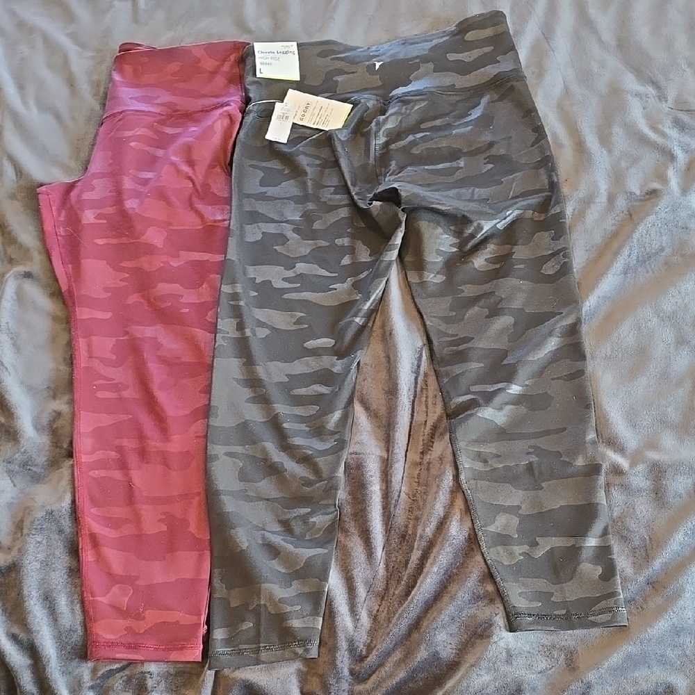 Old Navy Women's Camouflage Leggings - Burgundy and Black